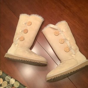 Ugg Bailey 3 Buttons for Size 6 women/4.5 girls